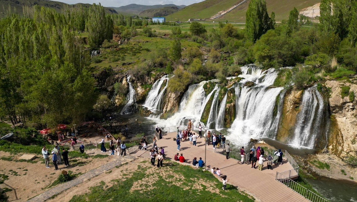 Sıcak havayı fırsat bilenler Muradiye Şelalesi