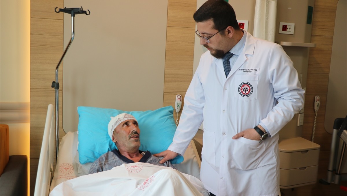 Şiddetli baş ağrısının beyin kanamasından olduğu anlaşıldı, ameliyatla sağlığına kavuştu