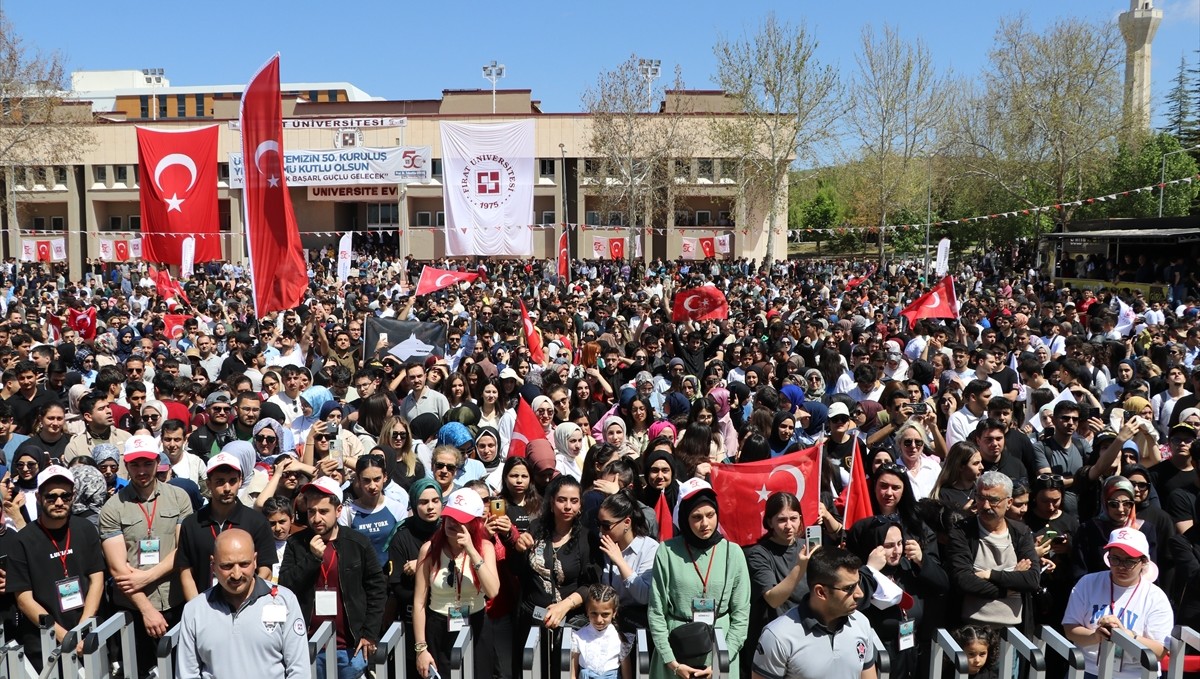 SOLOTÜRK, Fırat Üniversitesinin kuruluşunun 50. yılı dolayısıyla gösteri uçuşu yaptı