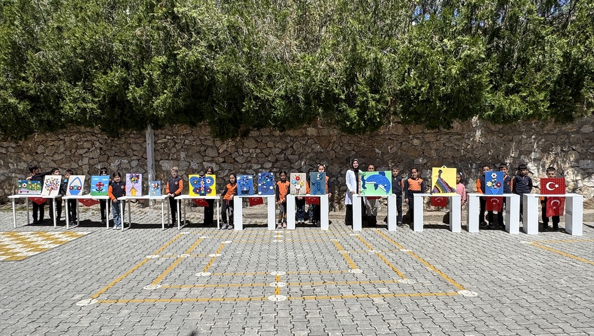 Toplanan mavi kapaklar öğrencilerin emeğiyle Anneler Günü hediyesi oldu