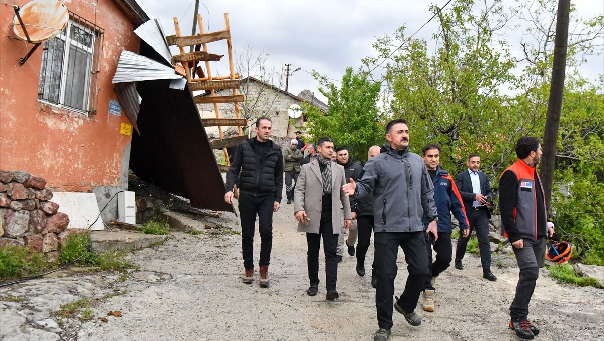 Tunceli Valisi Tekbıyıkoğlu, şiddetli rüzgar nedeniyle zarar gören evlerde inceleme yaptı