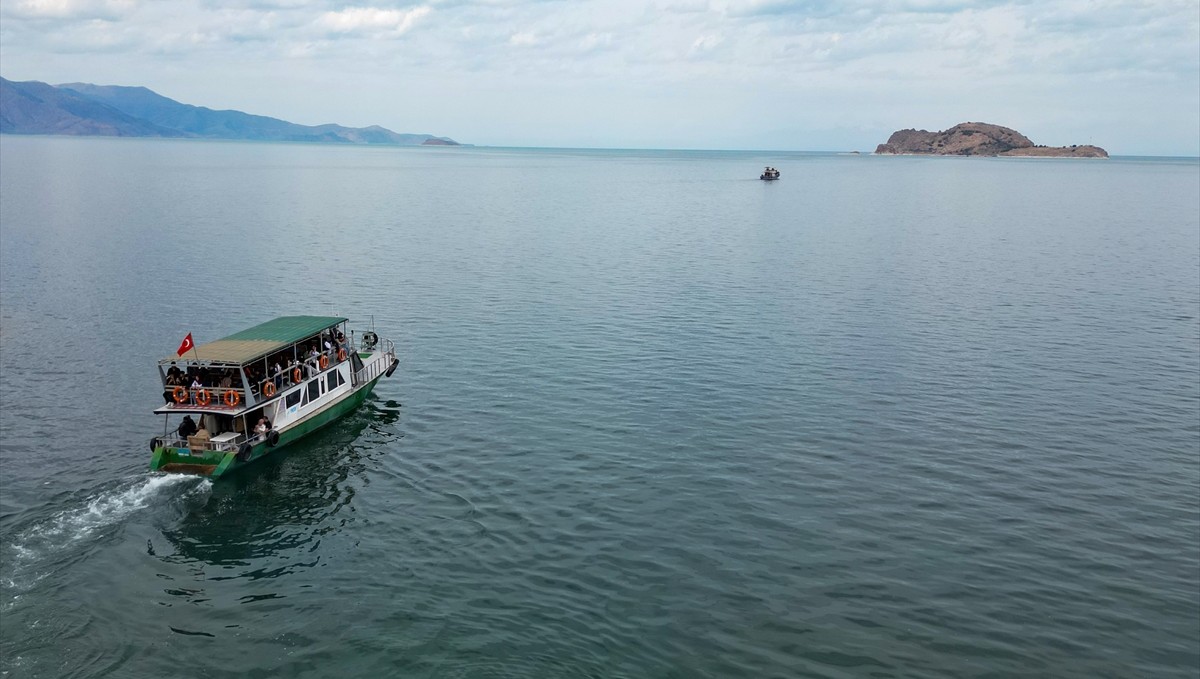 Üniversiteliler Van'ın güzelliklerini keşfederken çevre temizliği yapıyor