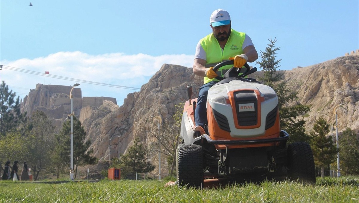 Van Büyükşehir Belediyesi parklarda bakım ve onarım çalışması başlattı
