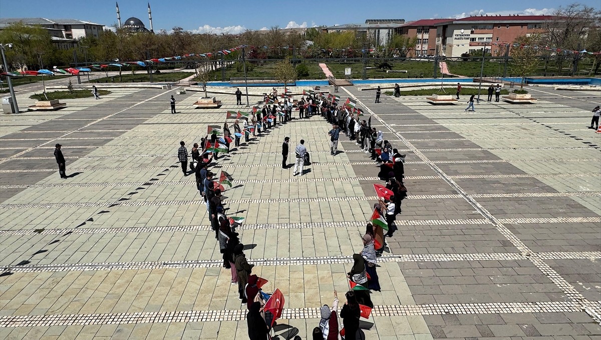 Van'da akademisyenler ve öğrenciler Filistin haritası koreografisi oluşturdu