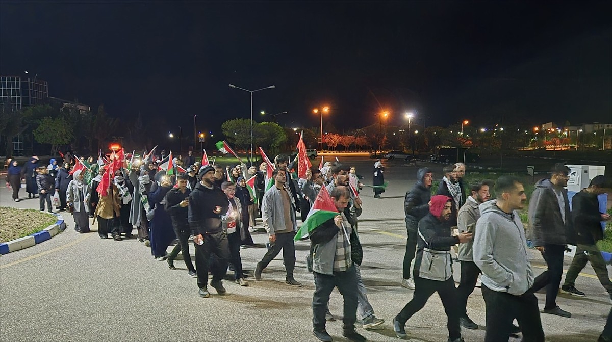 Van'da akademisyenler ve öğrenciler Gazze'ye destek için yürüdü