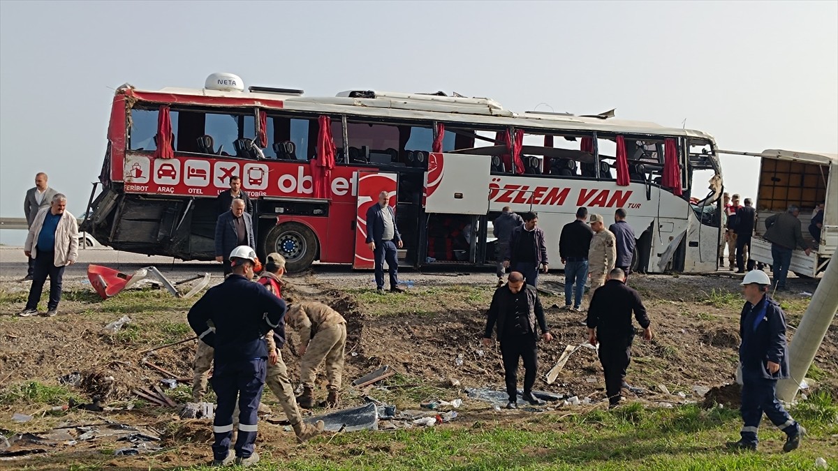 Van'da yolcu otobüsünün devrildiği kazada 28 kişi yaralandı
