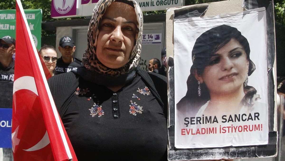 Vanlı aileler, DEM Parti İl Başkanlığı önündeki eylemlerini sürdürdü