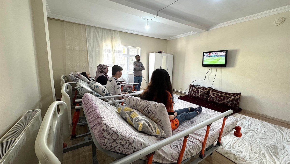 Vanlı annenin fedakarlığı engelli 3 çocuğunu hayata bağlıyor