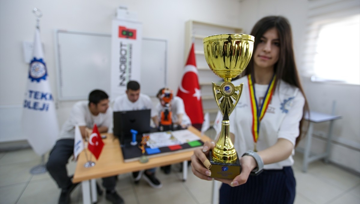 Vanlı öğrencilerin robot kol projesi, 42 ülkenin katıldığı yarışmada birinci oldu