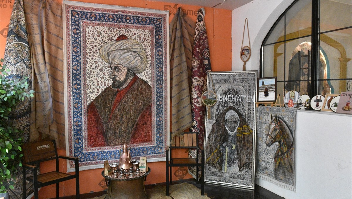 Video izleyerek başladığı el sanatında tarihi figürleri halıya resmediyor