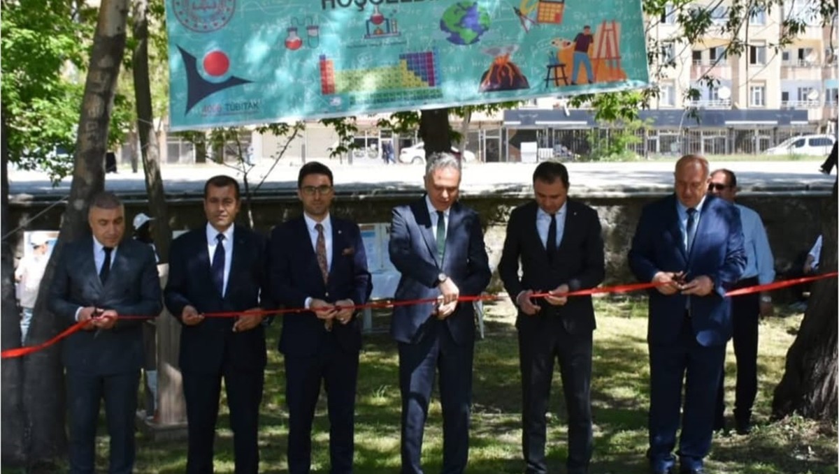 Yüksekova'da TÜBİTAK 4006 Bilim Fuarı açıldı