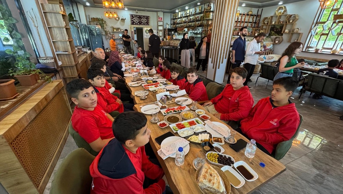 Adıyamanlı gençler, "Biz Bir Takımız Projesi" kapsamında Yüksekova'da ağırlandı