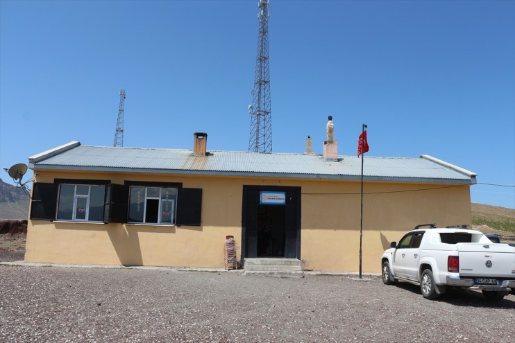 güzelleştiriliyor onarılıp elleriyle köy yükümlülerin okulları Ağrı