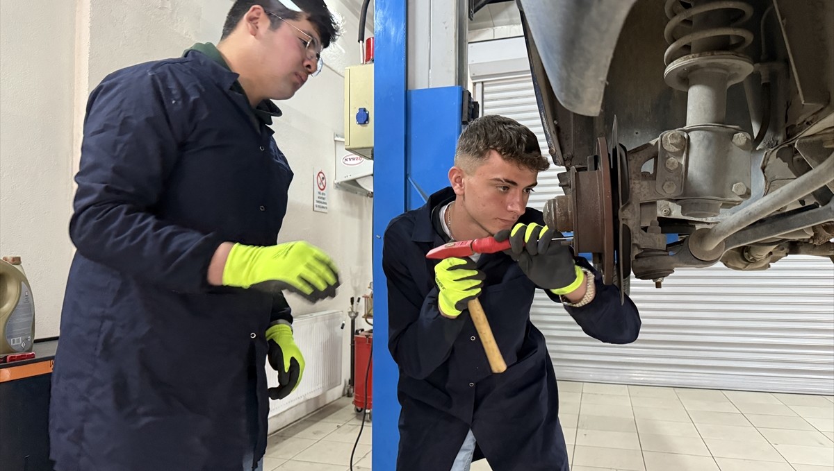 Araç bakım servisi gibi çalışan "liseli ustalar" hem eğitim alıyor hem de para kazanıyor