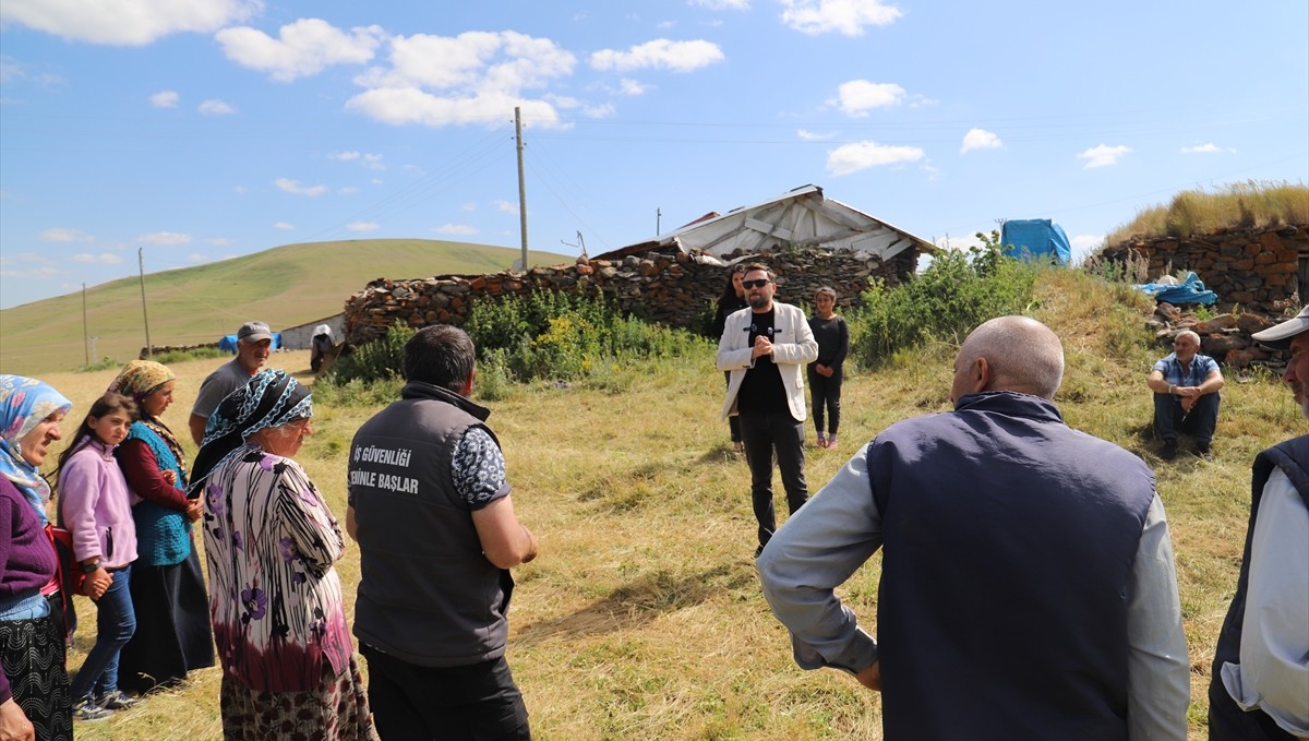 Ardahan'daki "Bilim Kafe" etkinliğinde 2 bin rakımlı yaylada buzağıların ölüm nedenleri anlatıldı