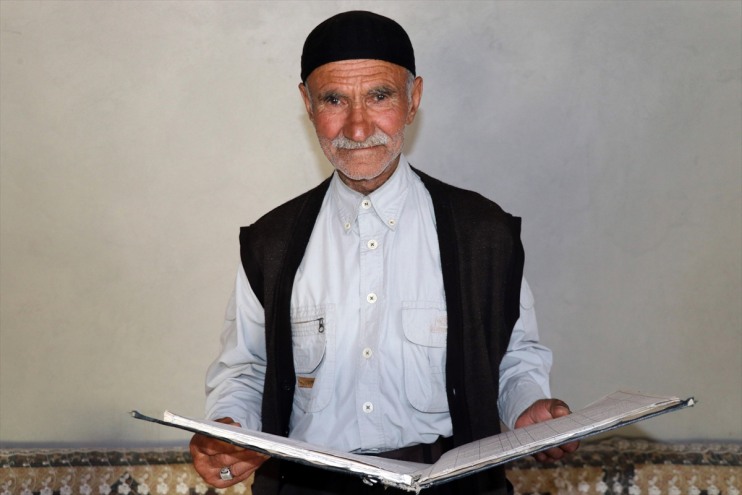 yazıp şiir Askerde günlük 60 öğrenen yazma tutuyor Ağrılı yıldır Ali dede, okuma 1