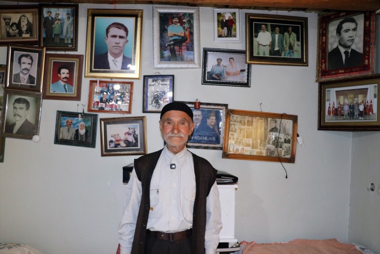 yazıp tutuyor şiir yazma Askerde öğrenen yıldır Ali dede, günlük 60 okuma Ağrılı 2