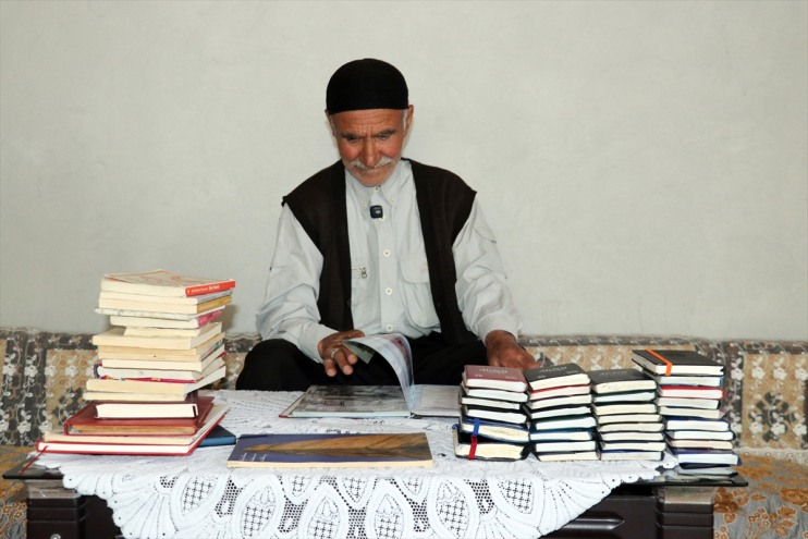 Ali günlük yıldır öğrenen şiir Askerde yazma Ağrılı tutuyor yazıp okuma dede, 60 3