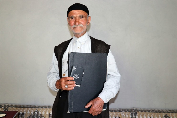 Ali okuma Ağrılı şiir öğrenen dede, yazma yazıp tutuyor yıldır 60 Askerde günlük 4