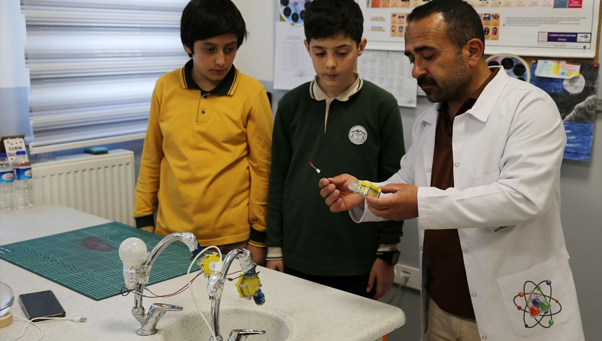 BİLSEM öğrencileri musluktan akan suyu elektriğe dönüştürdü