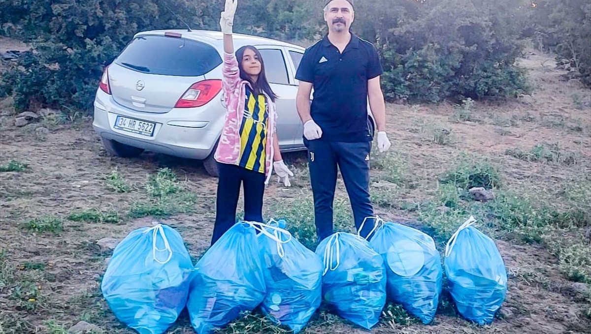 Bingöl'de öğretmen ve kızı mesire alanındaki çöpleri topladı