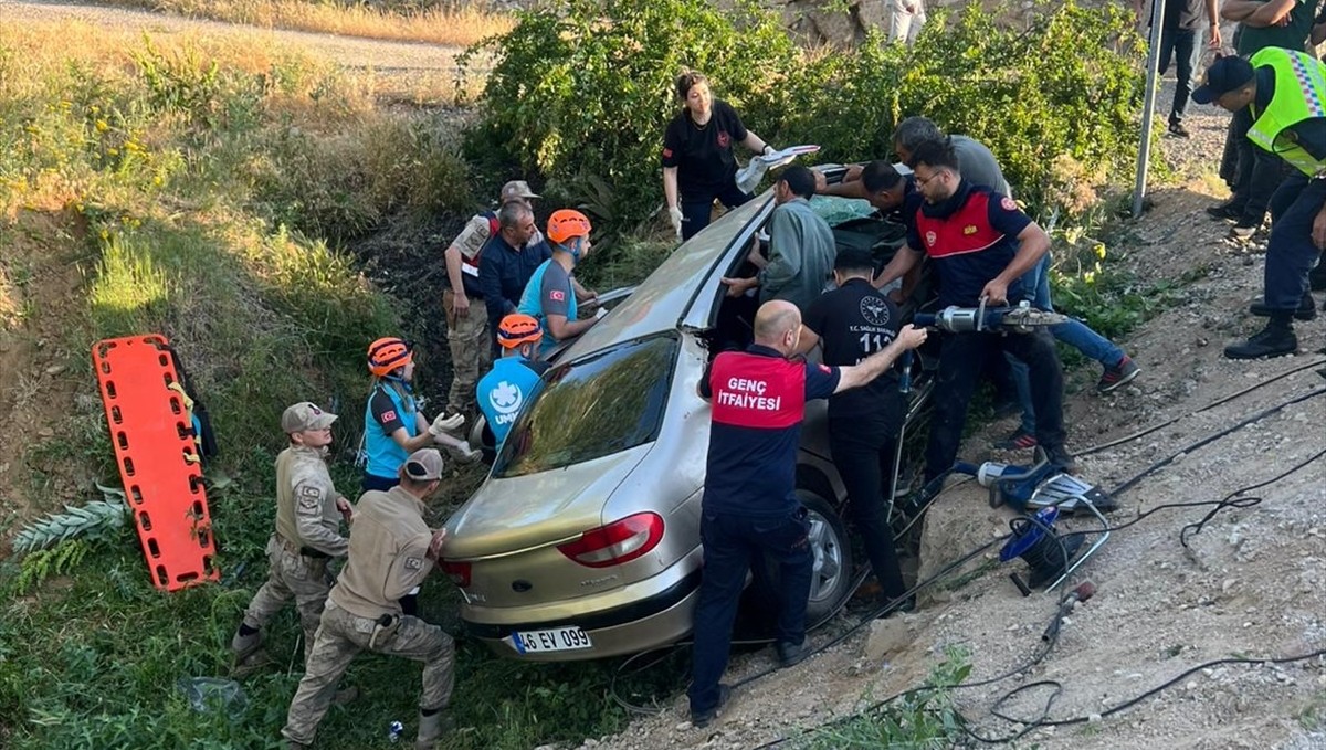 Bingöl'de şarampole devrilen otomobildeki 3 kişi yaralandı