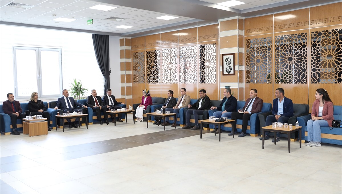 Bitlis Eren Üniversitesi Rektörü Elmastaş, unvan alan ve atanan personelle buluştu