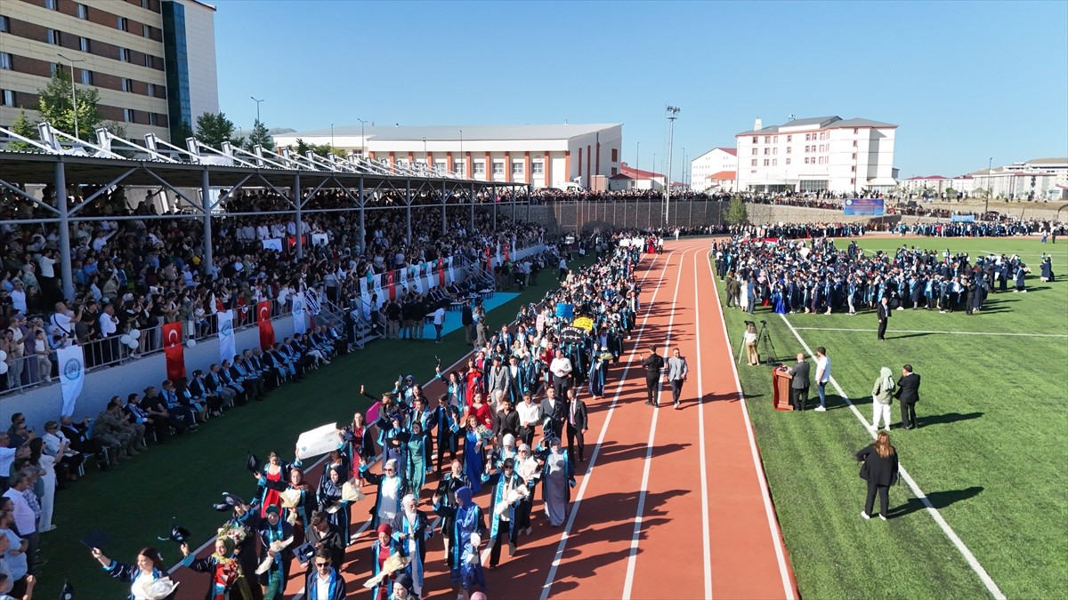 Bitlis Eren Üniversitesinde öğrenciler mezuniyet sevinci yaşadı