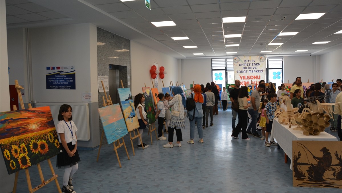 Bitlis'te "4006 TÜBİTAK Bilim Fuarı" düzenlendi