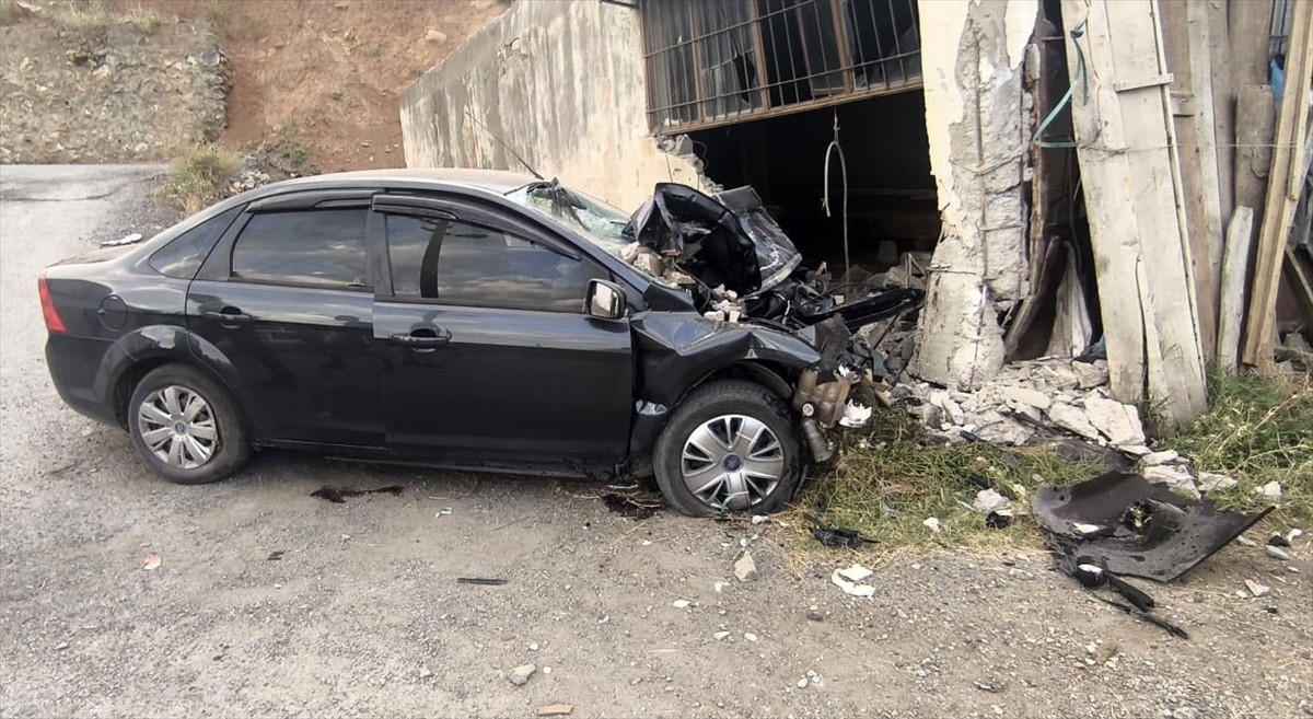 Bitlis'te duvara çarpan otomobildeki 1 kişi öldü, 4 kişi yaralandı