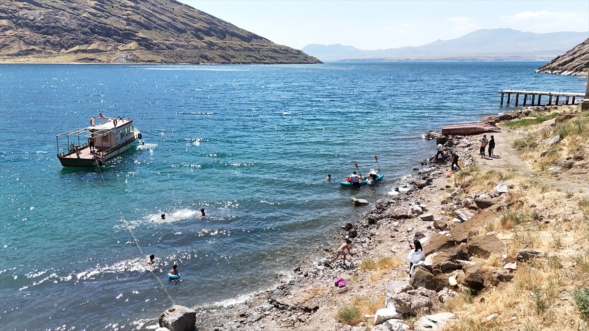 Bitlis'te Kabotaj Bayramı yüzme etkinliğiyle kutlandı