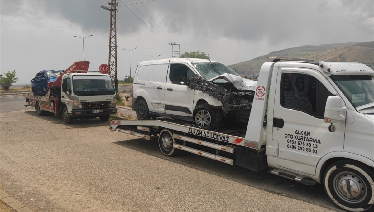 Bitlis'te otomobil ile hafif ticari araç çarpıştı, 2 kişi öldü, 1 kişi yaralandı