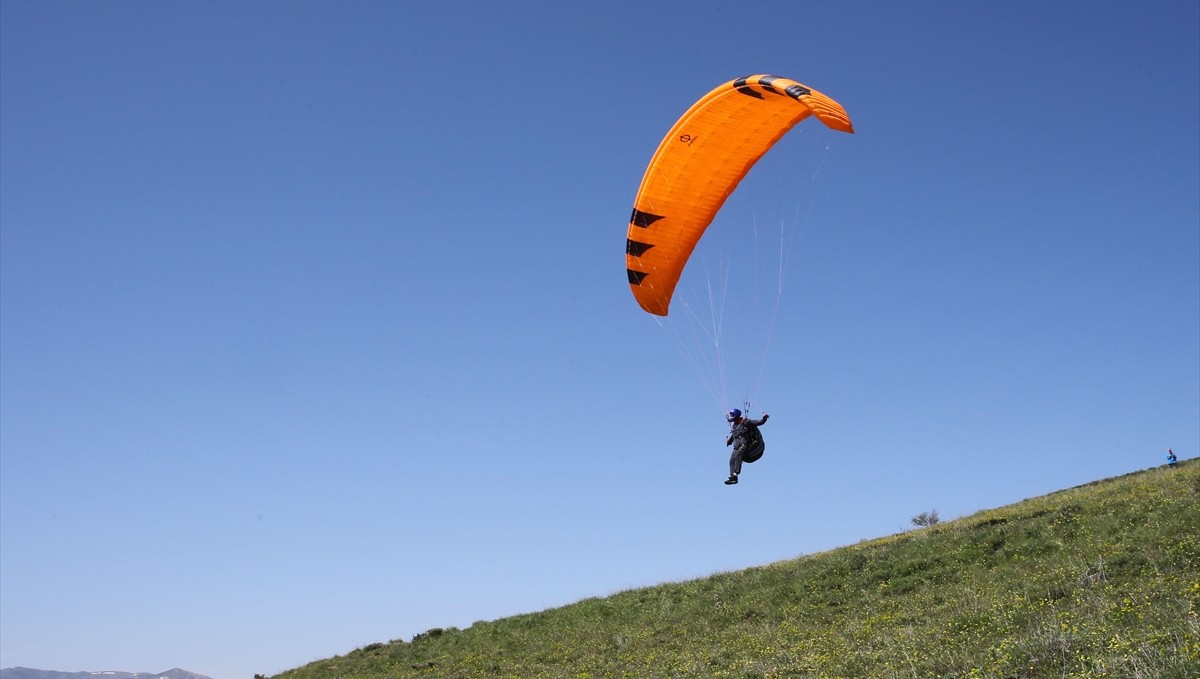 Bitlis'teki Nemrut Dağı, yamaç paraşütü tutkunlarının gözdesi oldu