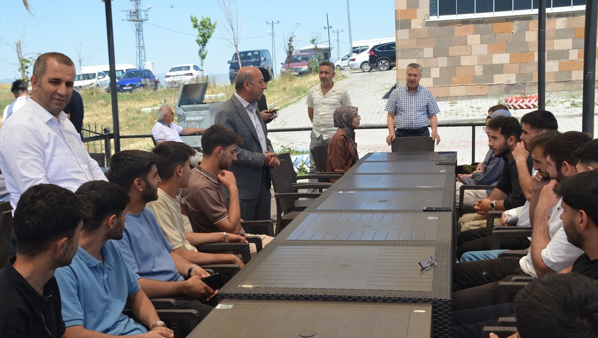 Bulanık'ta AK Parti İlçe Başkanı Korkmaz öğrencilerle buluştu