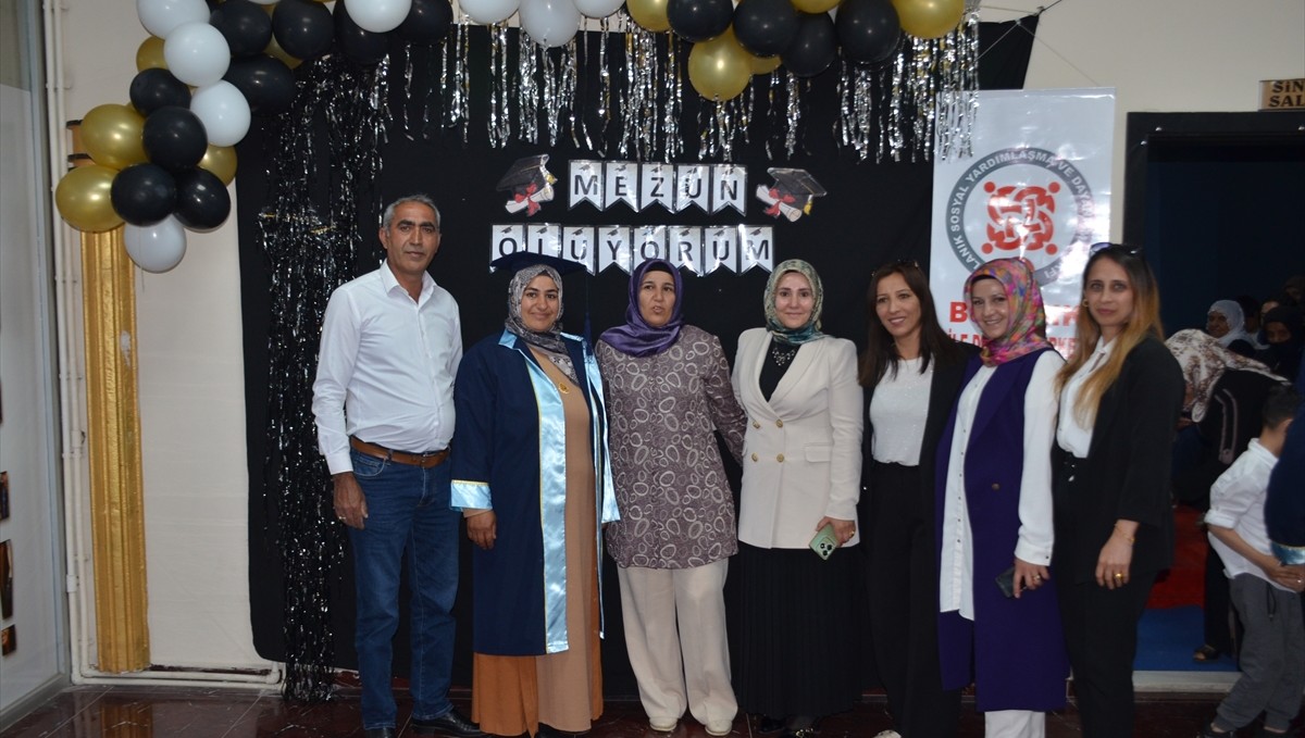 Bulanık'ta okuma yazma öğrenen 29 kadın mezuniyet sevinci yaşadı