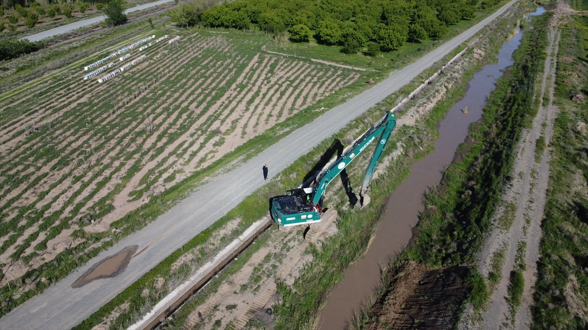 DSİ'den Iğdır Ovası'na can veren sulama kanallarında temizlik hamlesi