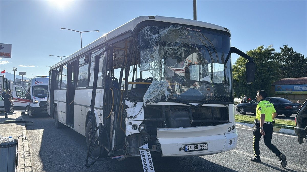 Erzincan'da yolcu otobüsü ile tırın çarpıştığı kazada 3 kişi yaralandı