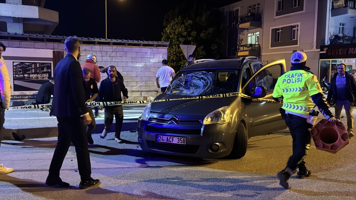 Erzincan'da hafif ticari araç ile motosiklet çarpıştı, 2 kişi öldü, 1 kişi yaralandı