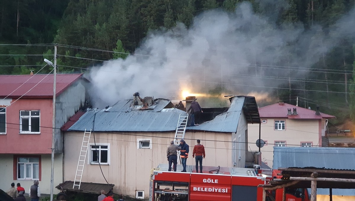 Erzurum'da çıkan yangında 2 katlı evin çatısı zarar gördü