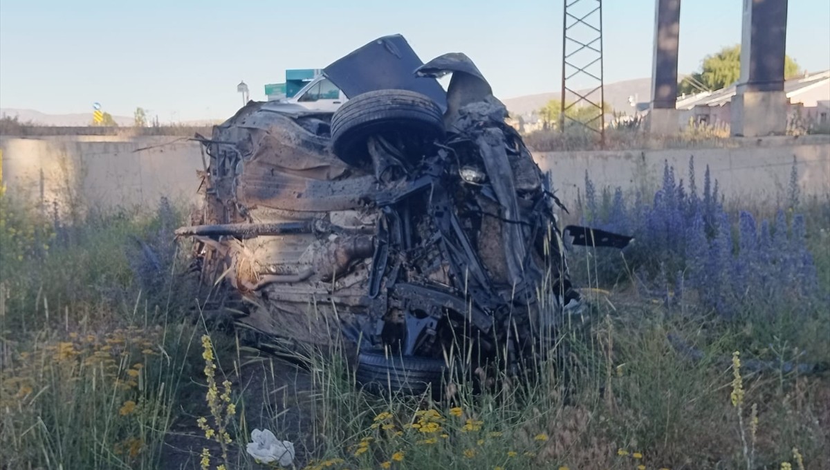 Erzurum'da takla atan araçta sıkışan sürücüyü itfaiye kurtardı