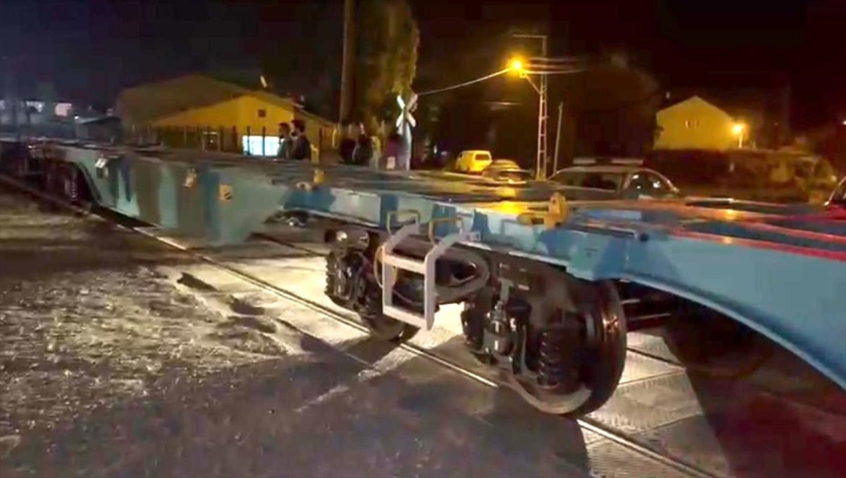 Erzurum'da yük treni otomobile çarptı