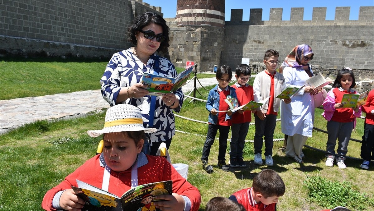 Erzurum Kalesi'nde kitap okuma etkinliği düzenlendi