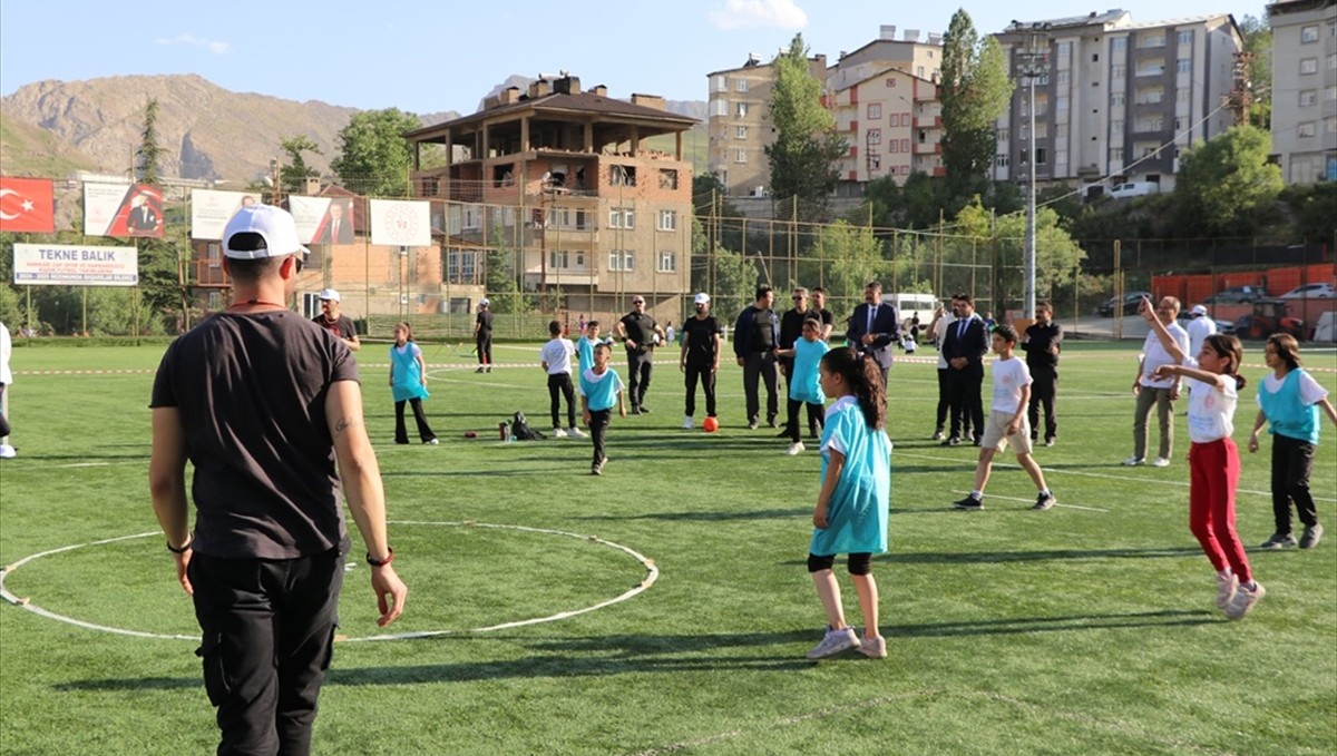 Hakkari'de "Geleneksel Çocuk Oyunları ve Spor Şenliği" düzenlendi