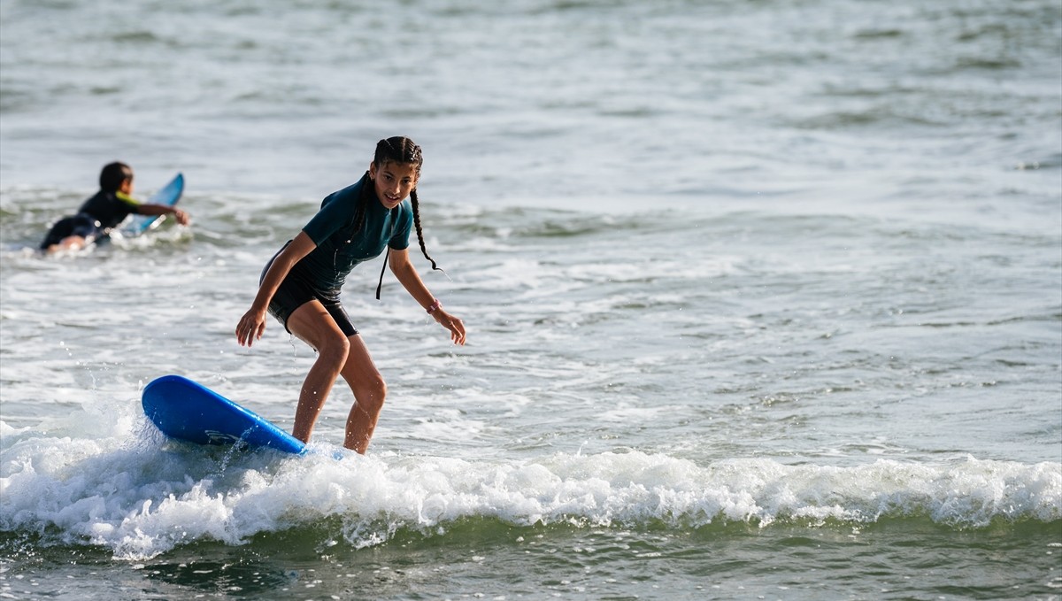 Hatay Sörf Merkezi deprem bölgesindeki gençleri sörf sporuyla buluşturuyor