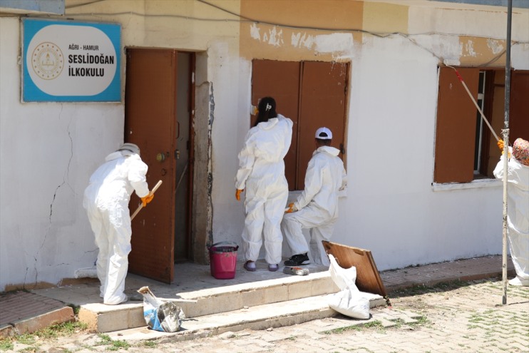 kurtaran Hayat eller okulunu boya yeniledi köy kez fırçasıyla bu 1