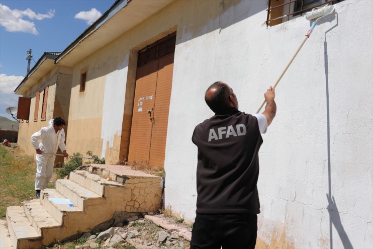 fırçasıyla boya bu eller okulunu kez kurtaran Hayat yeniledi köy 2