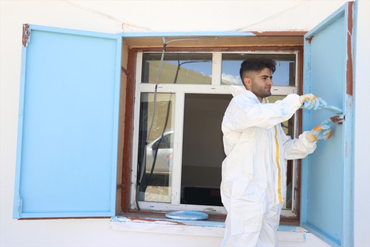 boya okulunu bu Hayat kurtaran fırçasıyla eller yeniledi köy kez 11