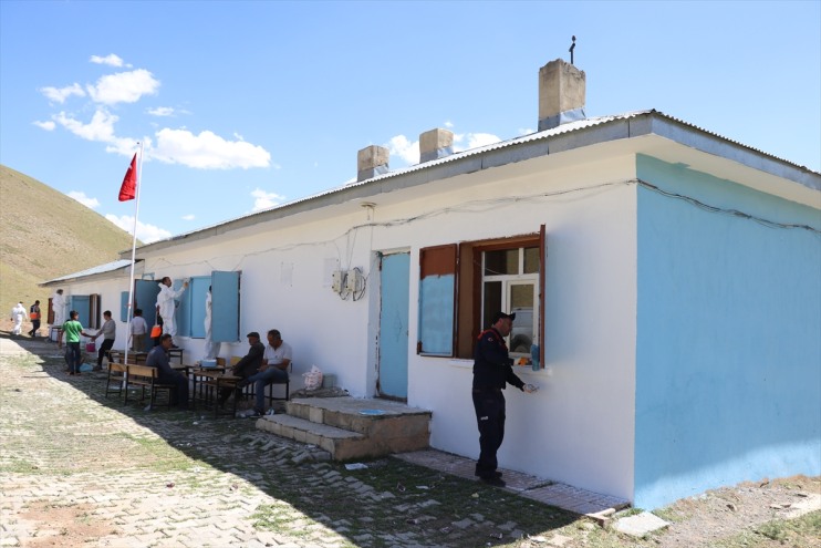 kurtaran kez fırçasıyla yeniledi bu Hayat eller boya köy okulunu 3