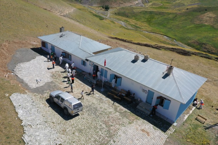 yeniledi köy kurtaran Hayat eller kez boya okulunu fırçasıyla bu 4