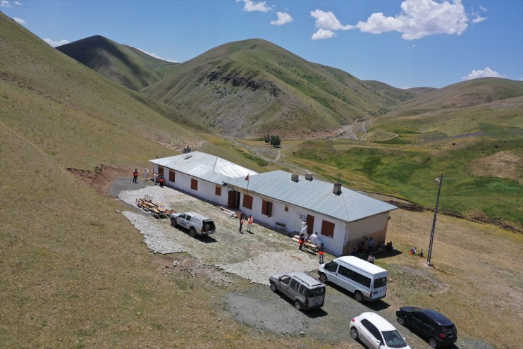 köy okulunu eller kez bu yeniledi kurtaran fırçasıyla boya Hayat 5